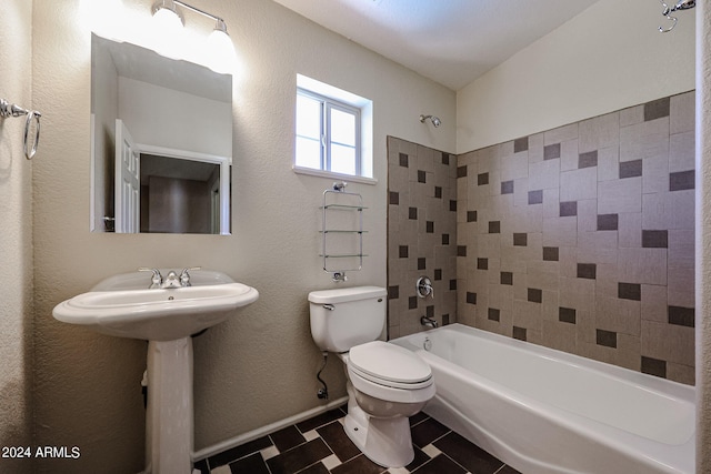 bathroom with tiled shower / bath and toilet