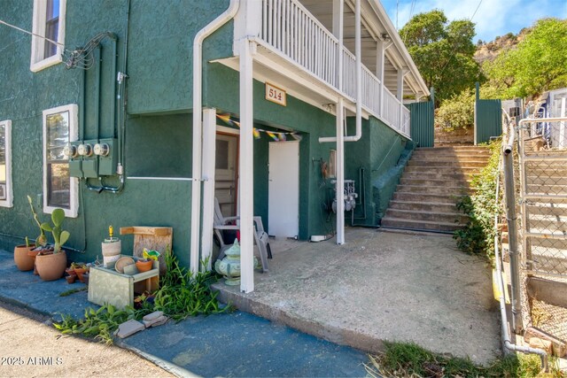 514 Brophy Ave, Bisbee, AZ 85603 - property entrance with stucco siding and a balcony