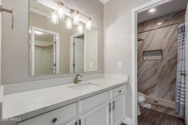 bathroom featuring tiled shower and toilet