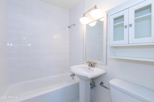 1006 S Una Ave, Tempe, AZ 85281 - bathroom with toilet and washtub / shower combination