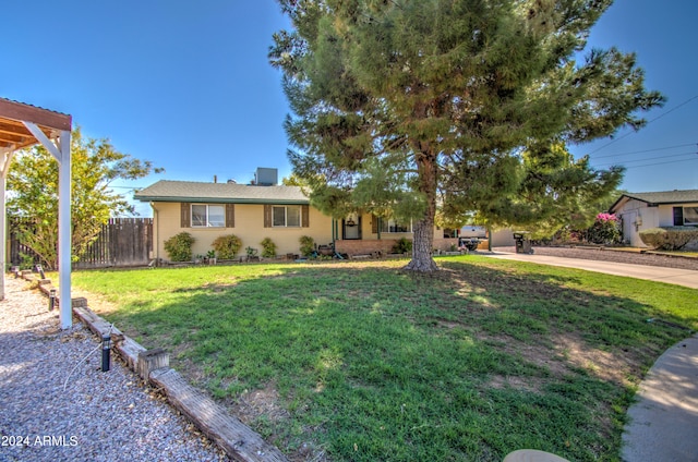 view of front of house featuring a front yard