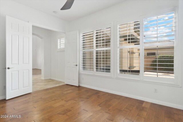 unfurnished room featuring ceiling fan and hardwood / wood-style floors