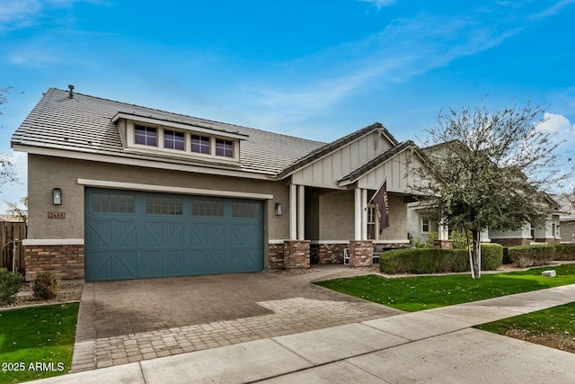 craftsman inspired home featuring a front yard