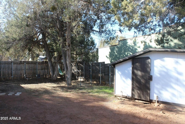 view of yard featuring a storage shed