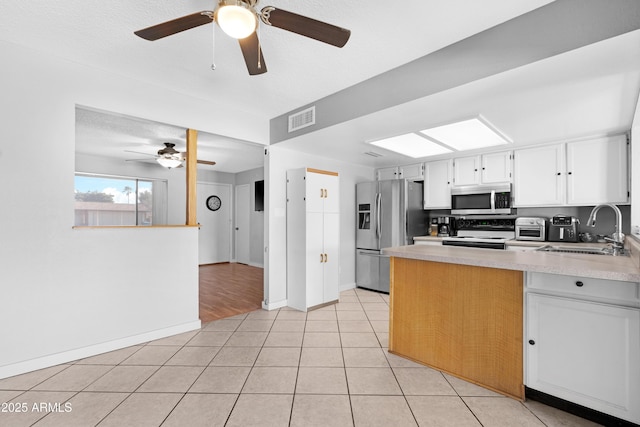 1604 W Kerry Ln, Phoenix, AZ 85027 - kitchen featuring visible vents, ceiling fan, appliances with stainless steel finishes, a peninsula, and a sink
