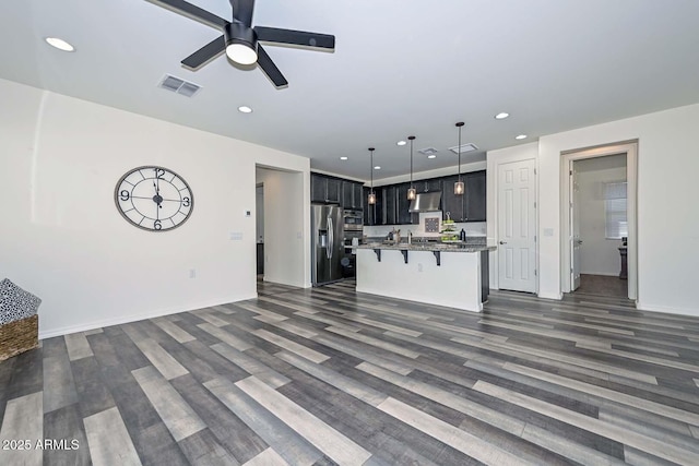 living area featuring dark wood finished floors, recessed lighting, visible vents, ceiling fan, and baseboards