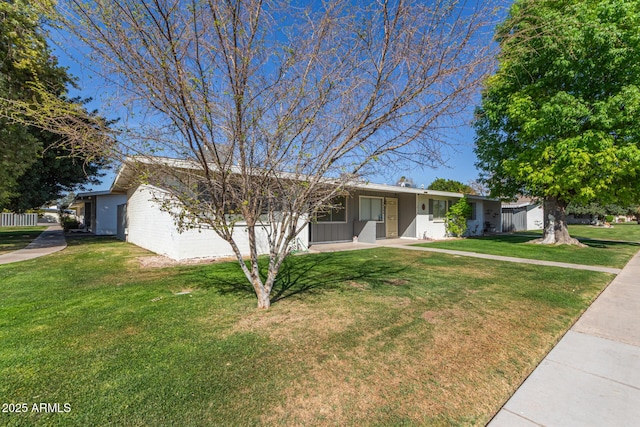 single story home with a front yard