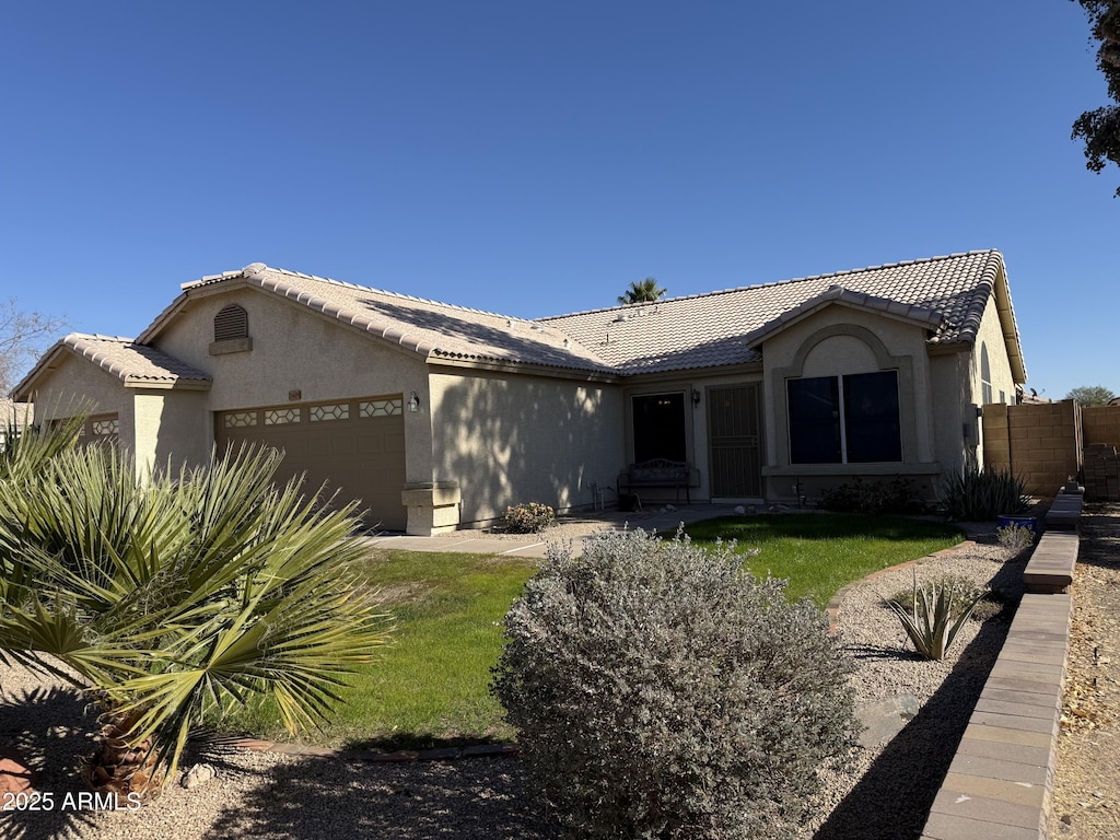 view of front of house featuring a front yard and a garage