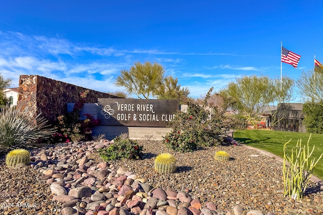 community sign featuring a yard