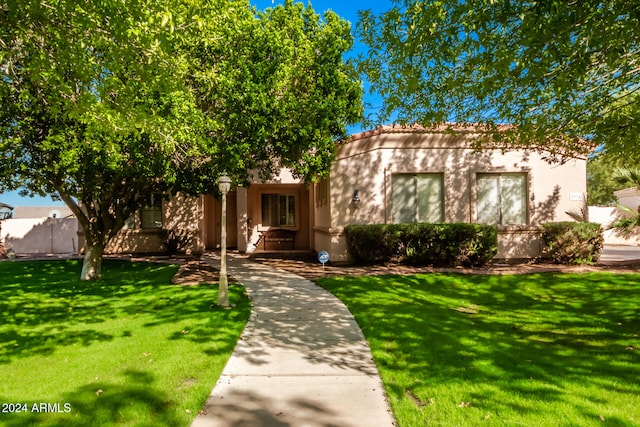 view of front of home featuring a front yard