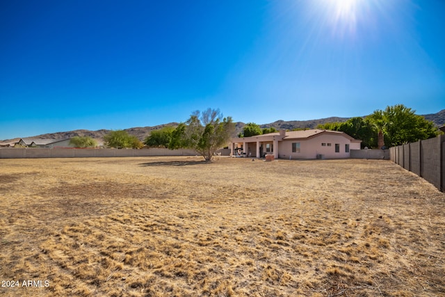 view of yard featuring a mountain view