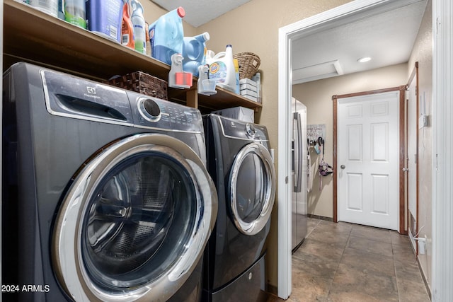 1147 N Marvin St, Gilbert, AZ 85233 - laundry room with washer and clothes dryer and baseboards