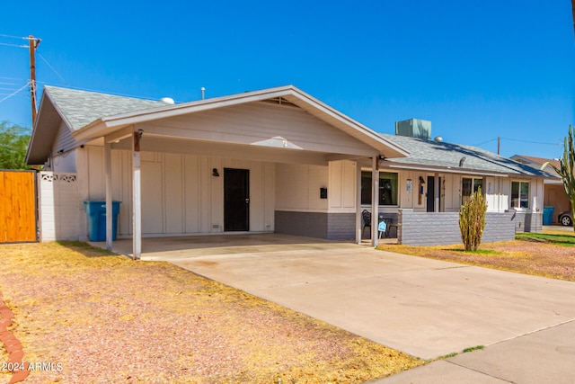 single story home with a carport