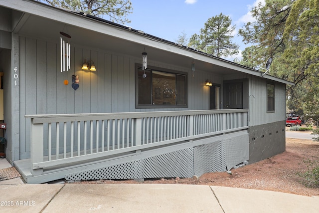 entrance to property featuring a porch