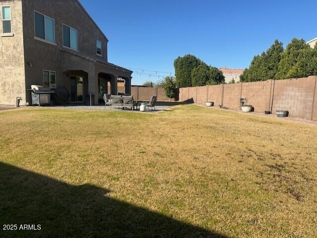 view of yard featuring a patio