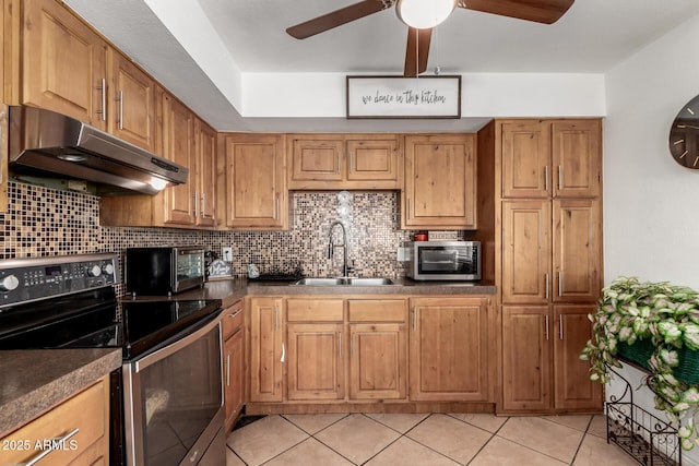617 E Calle Adobe Ln, Goodyear, AZ 85338 - kitchen featuring stainless steel appliances, under cabinet range hood, tasteful backsplash, ceiling fan, and light tile patterned flooring