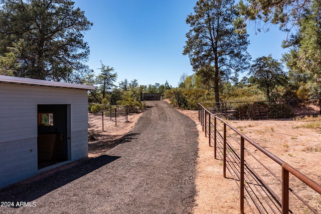 view of yard with an outbuilding