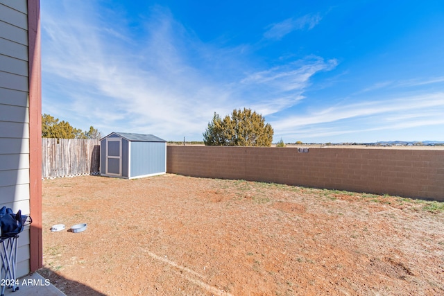 view of yard featuring a storage unit