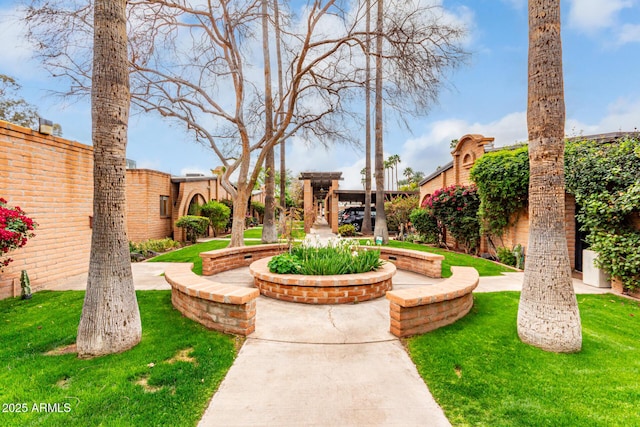 3046 N 32nd St Unit 328, Phoenix, AZ 85018 - view of home's community with a lawn
