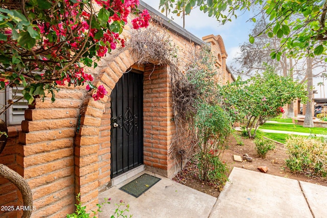 3046 N 32nd St Unit 328, Phoenix, AZ 85018 - property entrance featuring brick siding