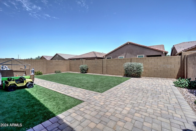 view of yard featuring a patio