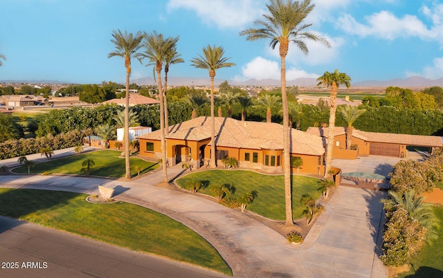 view of front of property with a front lawn