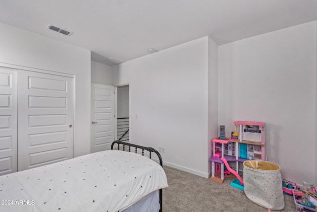 bedroom featuring carpet floors and a closet