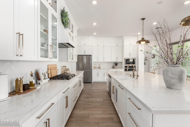 1248 E Jude Ln, Gilbert, AZ 85298 - kitchen with stainless steel appliances, a sink, white cabinets, wood finished floors, and recessed lighting