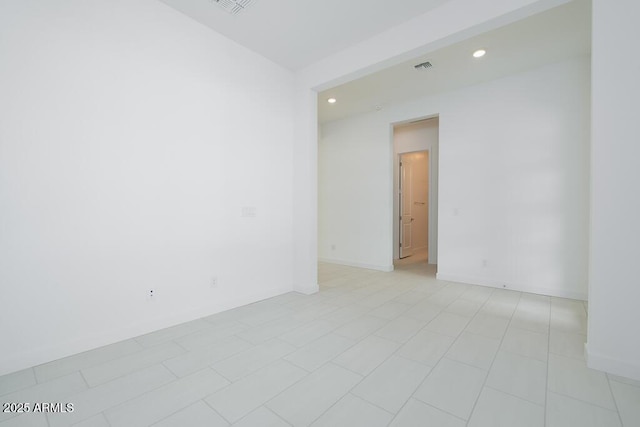 unfurnished room featuring visible vents, recessed lighting, and baseboards