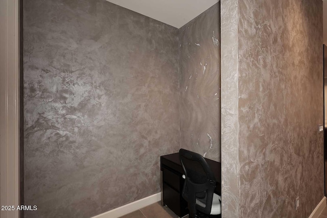 15215 N Kierland Blvd Unit 636, Scottsdale, AZ 85254 - bathroom featuring baseboards
