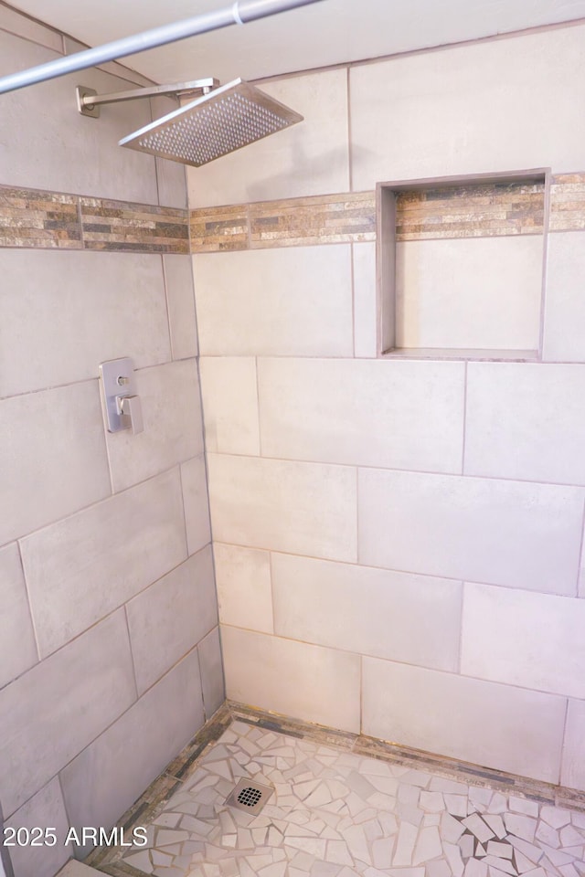 bathroom featuring a tile shower