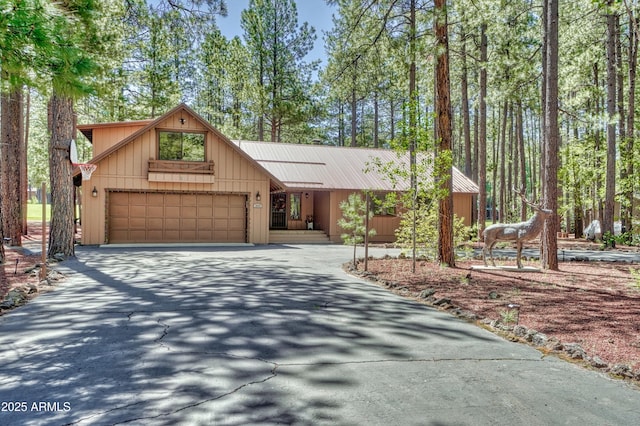 chalet / cabin featuring driveway