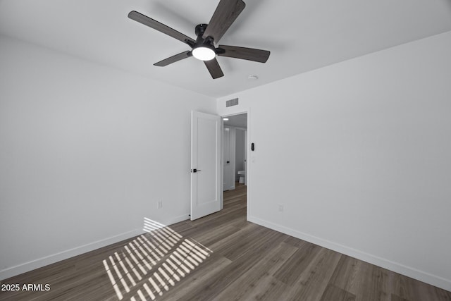 unfurnished room with dark wood-type flooring and ceiling fan