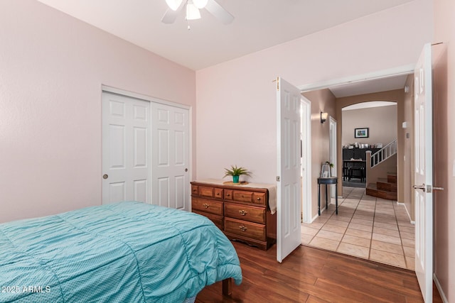 bedroom with ceiling fan, a closet, and hardwood / wood-style floors