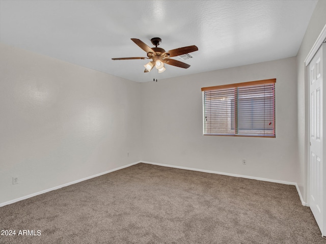 unfurnished room featuring ceiling fan and carpet flooring