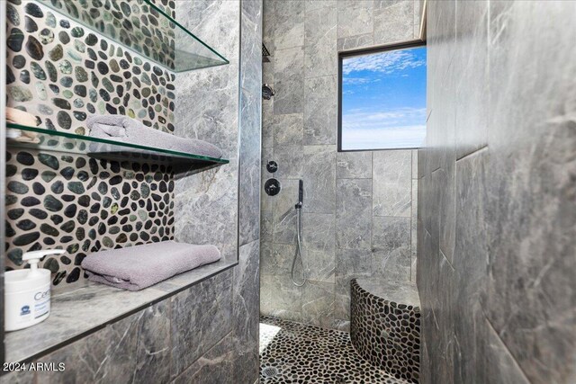 bathroom featuring a tile shower