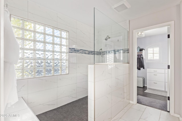 bathroom featuring a tile shower