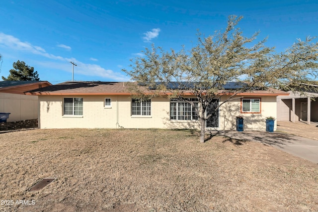 view of front of property featuring a front lawn