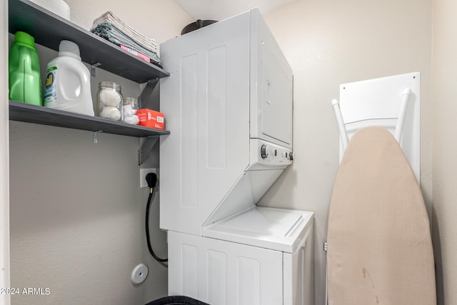 2520 E Flower St, Phoenix, AZ 85016 - clothes washing area featuring stacked washer / dryer