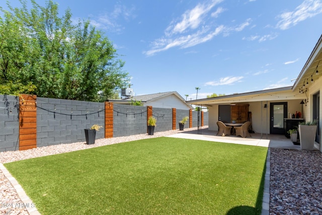 2520 E Flower St, Phoenix, AZ 85016 - view of yard featuring a patio