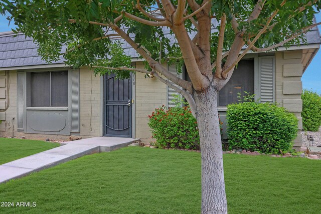 single story home with a front yard