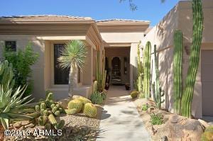 view of exterior entry featuring stucco siding