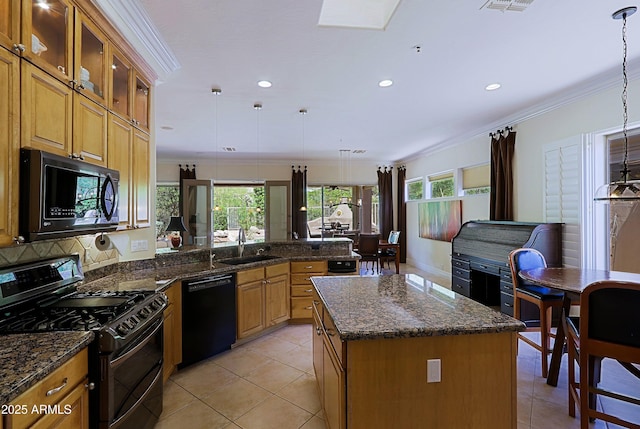 kitchen with crown molding, a sink, black appliances, a peninsula, and recessed lighting