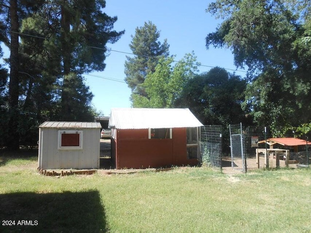 view of yard featuring a storage shed