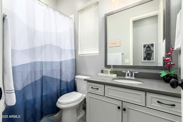 bathroom with curtained shower, toilet, and vanity