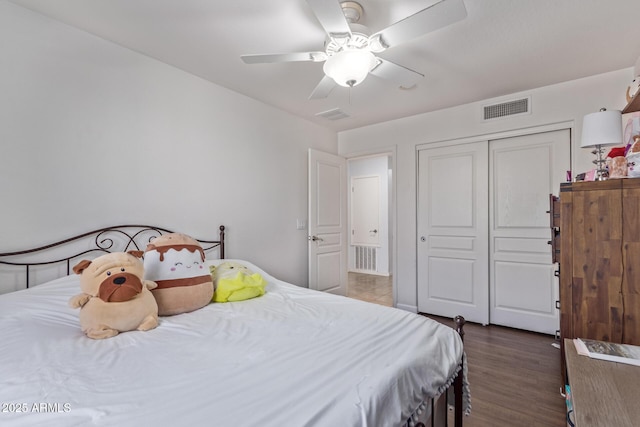 bedroom featuring ceiling fan, dark hardwood / wood-style floors, and a closet