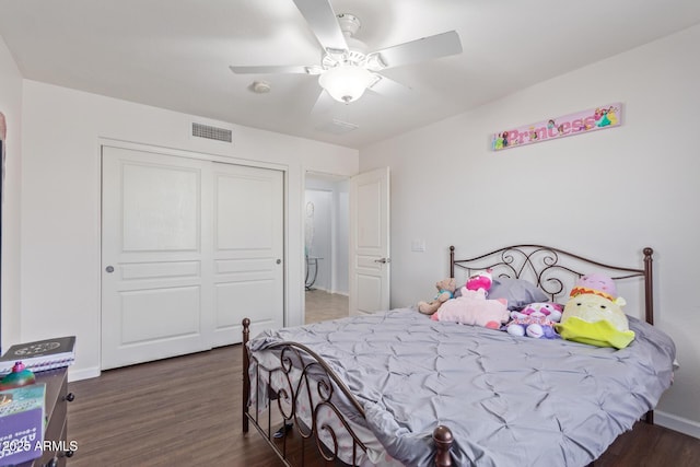 bedroom featuring dark wood-type flooring, ceiling fan, and a closet