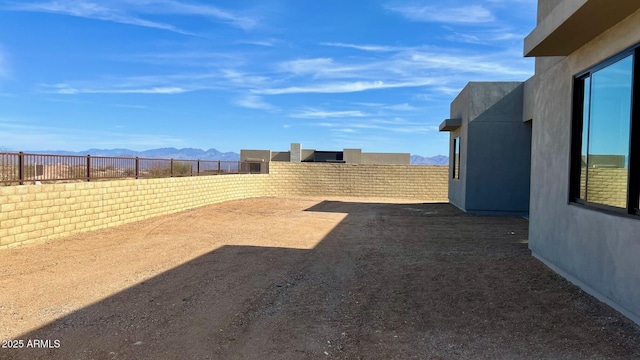 view of yard featuring a mountain view