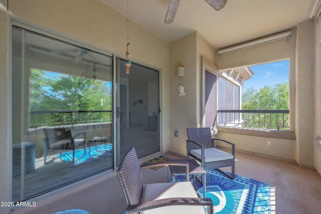 sunroom with ceiling fan