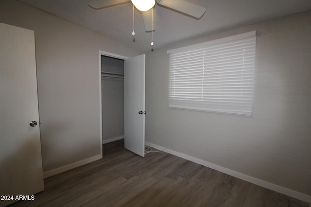 5918 S Grover Cyn Rd, Claypool, AZ 85532 - unfurnished bedroom featuring wood finished floors, baseboards, a closet, and ceiling fan